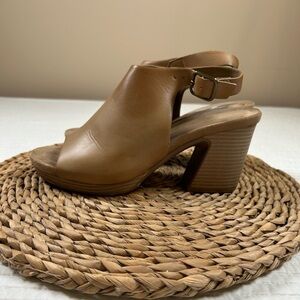 Pierre Dumas Tan Chunky Heel Slingback. Size 9.